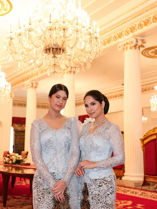 Padu padan keduanya semakin memancarkan gaya priyayi Jawa dengan kain batik bernuansa hitam-kuning sebagai rok. [Foto: Document/Bintang Radityo]