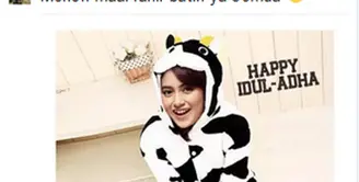 Cara unik Nabilah JKT48 ucapkan hari raya Idul Adha, ia terlihat lucu memakai kostum berbentuk sapi. (via twitter/@nabilahJKT48)