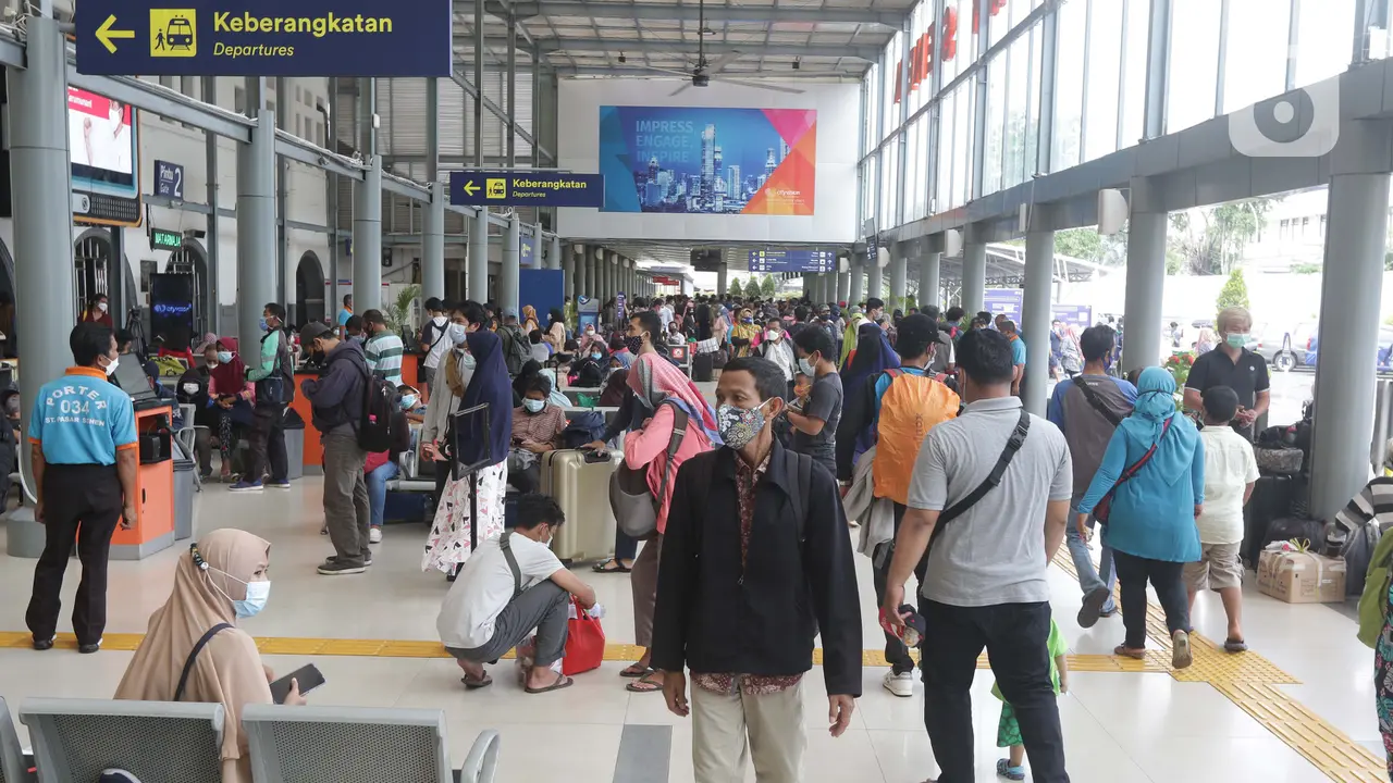 Hiruk Pikuk Stasiun Pasar Senen Jelang Pelarangan Mudik Lebaran 2021