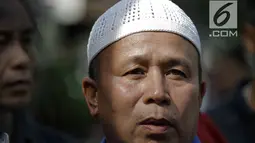 Perwakilan keluarga Nyak Sandang, Maturidi memberikan keterangan di RSPAD Gatot Subroto, Jakarta Pusat, Sabtu (31/3). Maturidi berterima kasih kepada Presiden Jokowi yang telah memberikan fasilitas kepada Nyak Sandang. (Liputan6.com/Faizal Fanani)