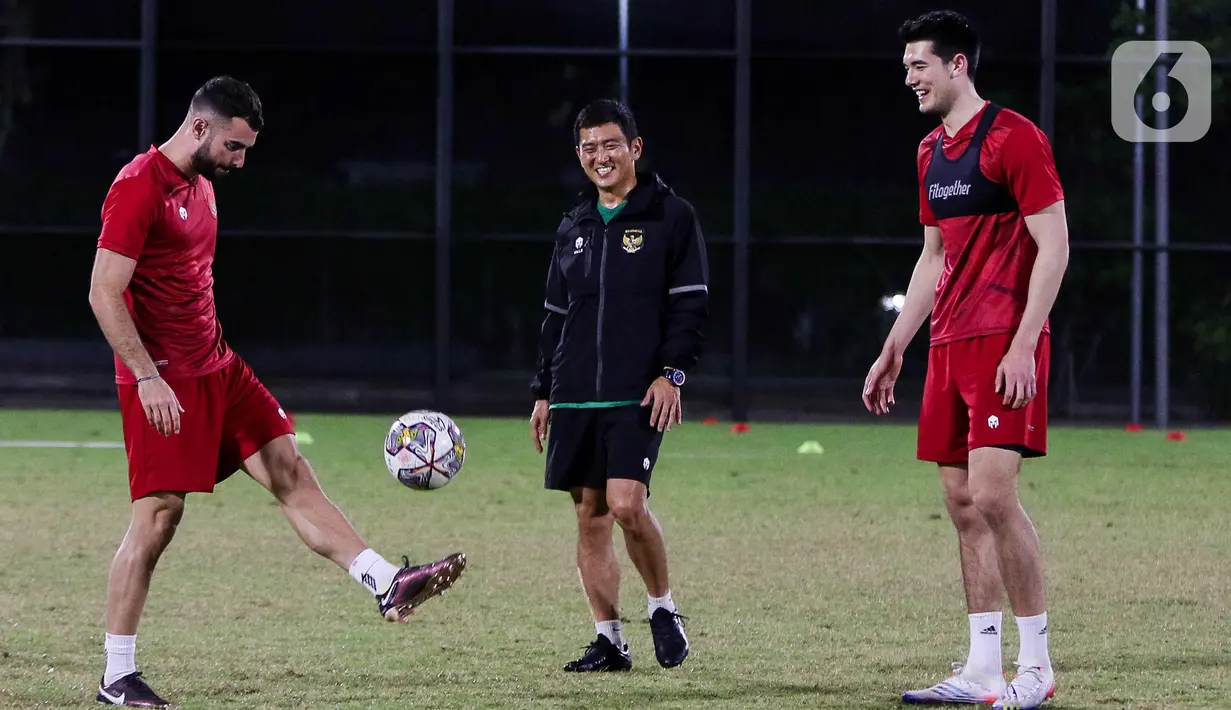 Pemain Timnas Indonesia Jordi Amat (kiri) bersama Elkan Baggott (kanan) mengikuti latihan di lapangan latih Jakarta Internasional Stadium (JIS), Jakarta, Kamis (23/3/2023). (Liputan6.com/Herman Zakharia)