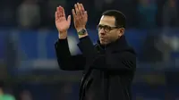 Pelatih kepala Chelsea asal Inggris, Liam Rosenior, memberikan tepuk tangan kepada para penggemar di lapangan setelah pertandingan Liga Inggris antara Chelsea dan West Ham United di Stamford Bridge, London, Minggu (1-2-2026) dini hari WIB. Chelsea memenangkan pertandingan dengan skor 3-2. (Adrian DENNIS/AFP)