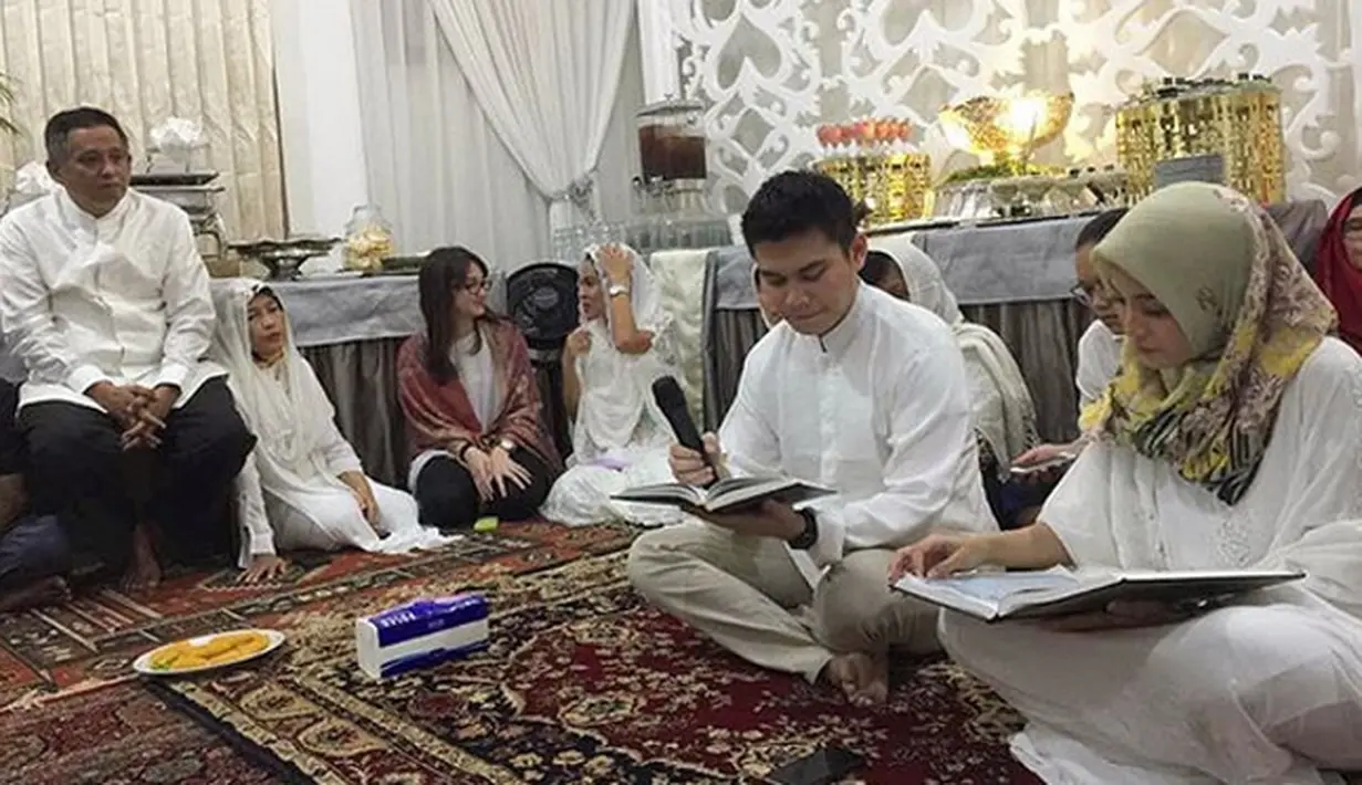 "Cantik bnget kak @septriasaacha," tulis rk_via1793. "Cantiknyaaa...babygirl kah?," tulis tariosh. "Acha hbs mnikah makin cantik aj...aplg lg hamil +++ cuantik," tulis @neina_purnamasari. (Instagram/vickykharisma)