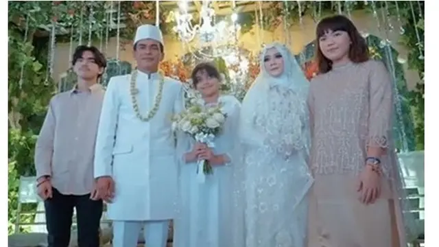 7 Potret Anak-Anak dan Keluarga Teddy Syach di Momen Pernikahan, Ikut Berbahagia