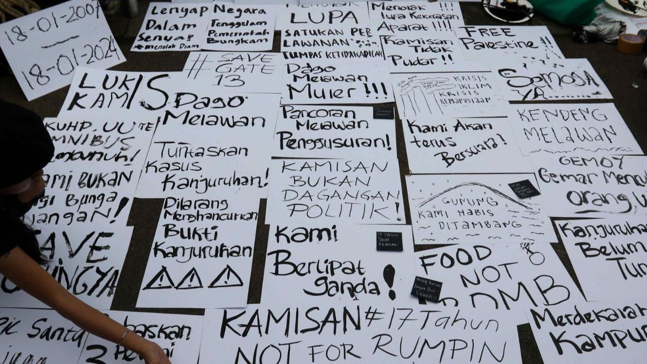 Aktivis dan pegiat Hak Asasi Manusia (HAM) menggelar unjuk rasa 17 Tahun Aksi Kamisan di depan Istana Negara, Jakarta, Kamis (18/1/2024).