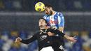Pemain Napoli, Nikola Maksimovic, duel udara dengan pemain Spezia, Giulio Maggiore, pada laga Liga Italia di Stadion Diego Armando Maradona, Rabu (6/1/2021). Napoli takluk dengan skor 1-2. (Alessandro Garofalo/LaPresse via AP)
