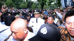 Gubernur DKI Jakarta. Anies Baswedan saat akan masuk gerbang utama Balai Kota Jakarta, Senin (16/10). Ribuan warga menyambut kedatangan Anies Baswedan dan Sandiaga Uno usai dilantik sebagai Gubernur dan Wakil Gubernur. (Liputan6.com/Helmi Fithriansyah)