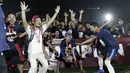 Pemain Kebsay FC merayakan juara Liga AYO 2 Jakarta 2019 di Lapangan Aldiron, Pancoran, Jakarta, Minggu (24/11). Babak Final Liga AYO Jakarta berlangsung ketat dan panas. (Bola.com/Yoppy Renato)