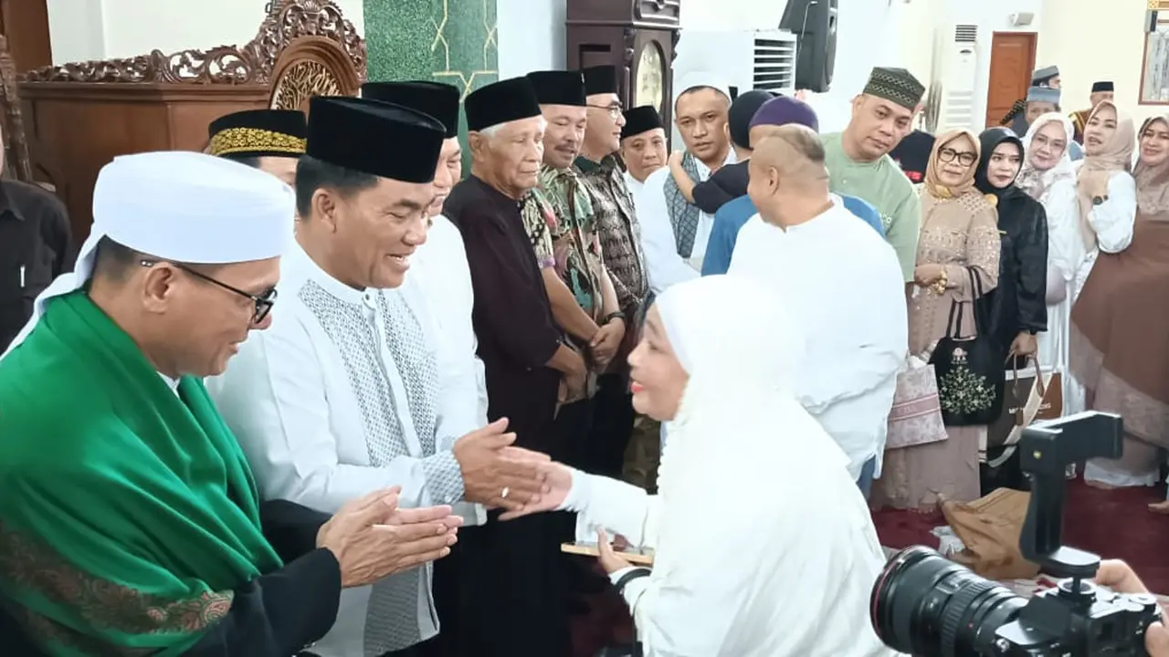 Gubernur Sulut Yulius Selvanus bersilaturahmi dengan Jemaah di Masjid Raya Ahmad Yani Manado usai pelaksanaan salai id pada, Senin (31/3/2025).