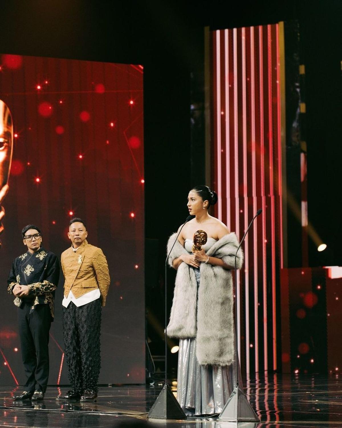 Aghniny Haque di IMAA 2024 bukan hanya hadir untuk menerima penghargaan, tetapi juga membuktikan kontribusi positifnya terhadap industri perfilman Indonesia dengan gaya bermain yang semakin populer dan dinamis. Semoga prestasinya bisa menginspirasi genera