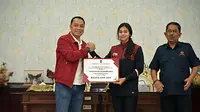 Eri Cahyadi memberikan bonus kepada atlet SEA Games 2023 asal Surabaya yang raih medali. (Dian Kurniawan/Liputan6.com)