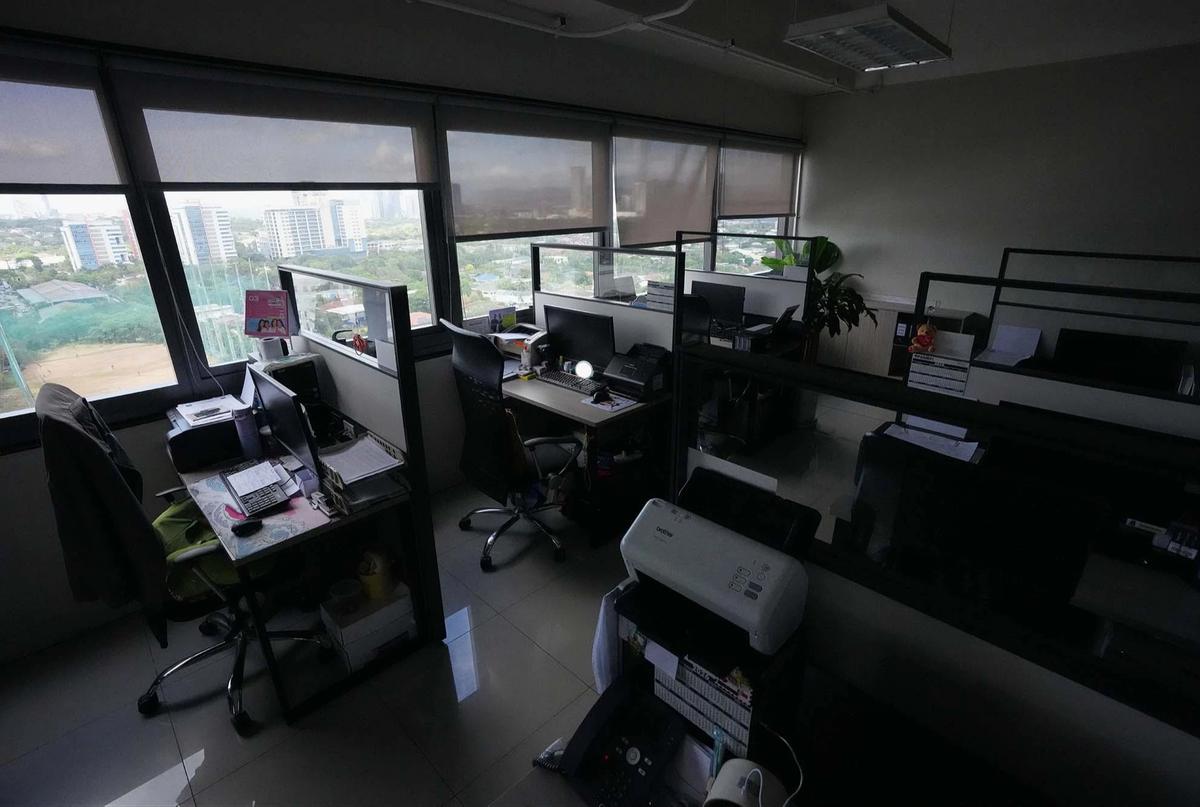 FOTO: Kantor Pemerintah Manila Kosong Akibat Krisis BBM