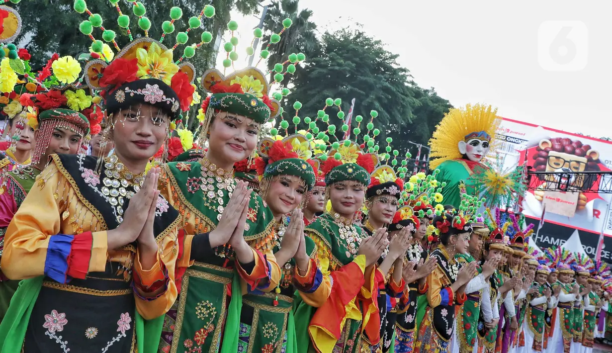 Aksi yang dimulai sekitar jam 06.00 pagi WIB itu berlangsung meriah. Warga pun antusias menyaksikan acara yang menampilkan ribuan pesilat serta penari tersebut. (Liputan6.com/Angga Yuniar)