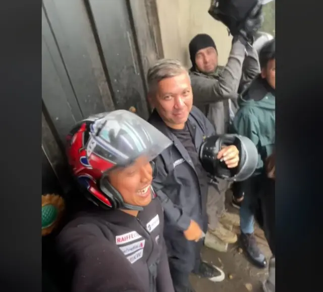 <p>Berteduh Saat Motoran di Kawasan Gunung Bromo, Ariel NOAH sampai Raffi Ahmad Diajak Foto Bareng.  foto: TikTok @fahrlzain</p>