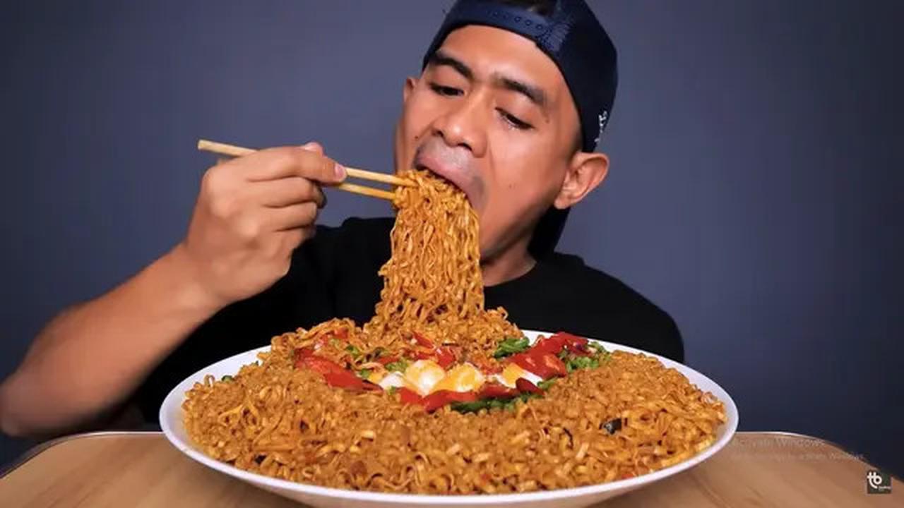 Tanboy Kun Mukbang 12 Bungkus Mi Instan Sekaligus, Penonton Auto Dibikin Ngiler