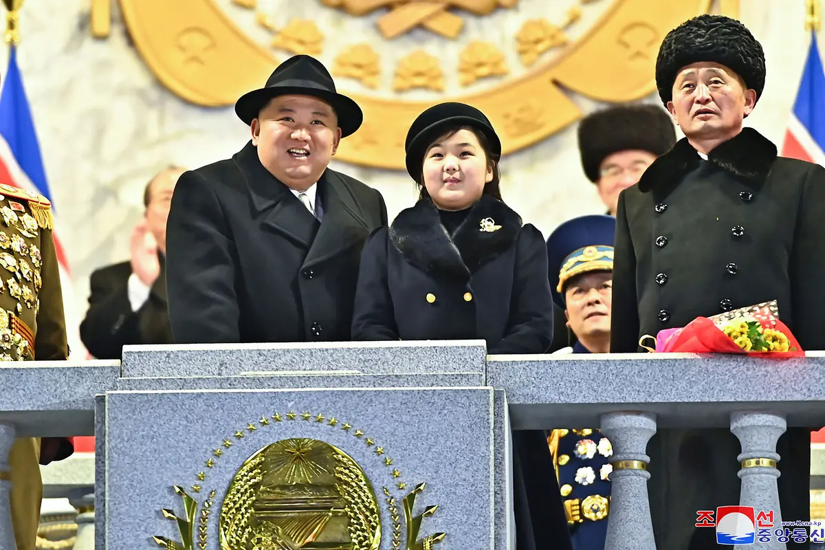 Kim Jong Un Saksikan Parade Militer 75 Tahun Tentara Rakyat Korea