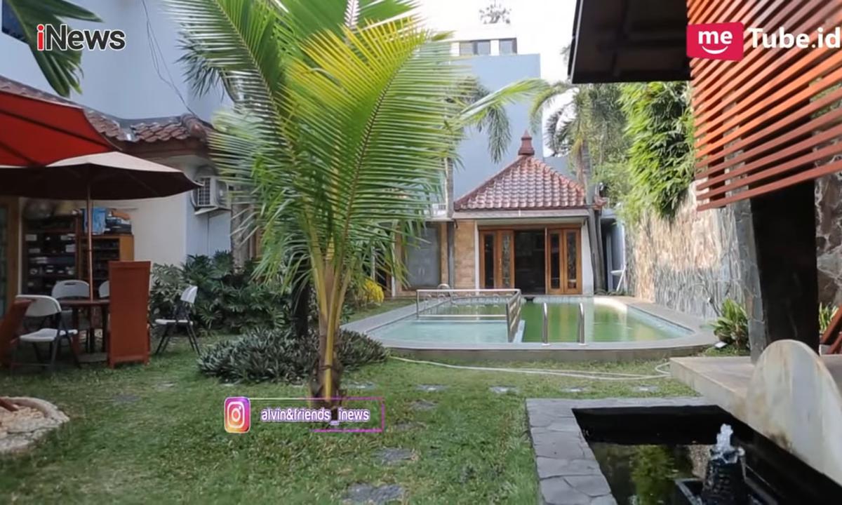 5 Potret Halaman Belakang Quraish Shihab, Ada Kolam Renang, Musala Hingga Gang Kecil Menuju Rumah Najwa Shihab