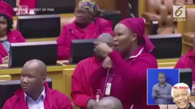 Saat seorang wanita berdebat di gedung parlemen Afrika Selatan, rekannya malah asyik 'ngupil' dan menikmati seakan tak peduli.