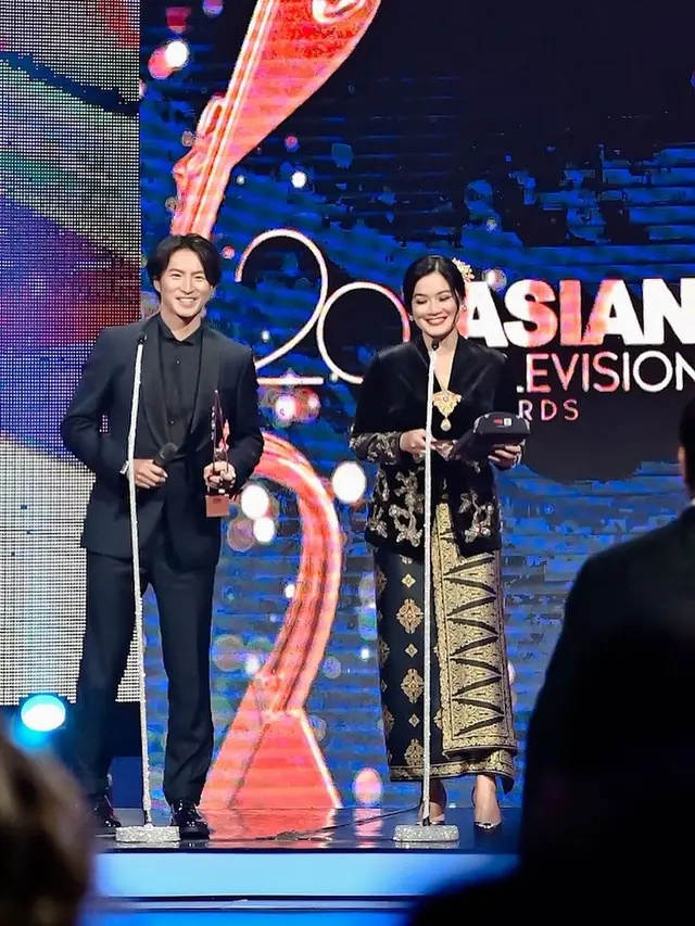 6 Pesona Anggun Titi Kamal Berkebaya Hitam Hadir di Asian Television Awards 2024