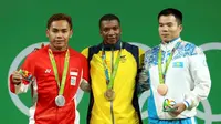 Eko Yuli Irawan (kiri) bersama peraih emas kelas 62 kg asal Kolombia, Oscar Figueroa (tengah), dan peraih perunggu asal Kazakhstan, Farkhad Kharki. (Reuters/Yves Herman)