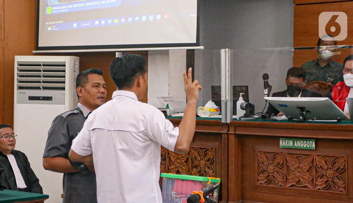 Richard Eliezer saat menjadi saksi dalam sidang lanjutan kasus pembunuhan Brigadir Yosua Hutabarat atau Brigadir J dengan terdakwa Ferdy Sambo dan Putri Candrawathi di Pengadilan Negeri Jakarta Selatan, Jakarta, Selasa (13/12/2022). Sidang tersebut beragendakan mendengarkan kesaksian tiga orang saksi yakni Richard Eliezer, Ricky Rizal, dan Kuat Ma'ruf. (Liputan6.com/Faizal Fanani)