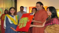 Seniman India bernama Alpana Ahuja yang menarik perhatian gajah itu agar mau melukis.
