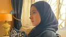 Perempuan berusia 19 tahun itu juga memamerkan potretnya saat memakai hijab hitam. Dalam potret yang dibagikan, Bulan tampak difoto dari samping saat sedang duduk. Ia juga memakai pakaian panjang dengan warna senada. Paras ayunya pun dipuji semakin manis oleh warganet. (Liputan6.com/IG/@bulansutena)