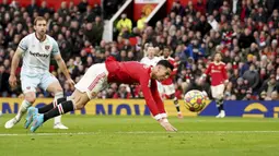 Pada menit ke-20 Manchester United memiliki peluang lewat Cristiano Ronaldo. Sayang, upayanya sambil menjatuhkan badan untuk menyundul bola hasil umpan Bruno Fernandes justru meleset. (AP/Dave Thompson)