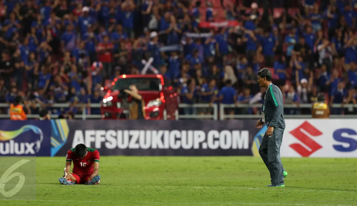 Bek Timnas Indonesia, Fachruddin tertunduk usai laga final kedua Piala AFF 2016 melawan Thailand di National Stadium Rajamangala, Bangkok, Sabtu (17/12). Indonesia kalah 2-0 dan harus puas menjadi runner up. (Liputan6.com/Helmi Fithriansyah)