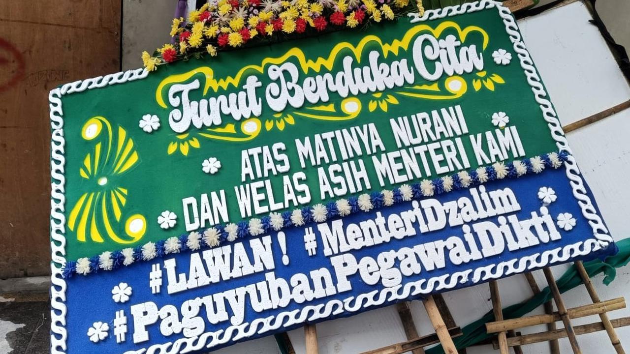 FOTO: Penampakan Karangan Bunga Berisi Kalimat 'Perlawanan' Hiasi Kantor Mendiktisaintek Satryo Soemantri