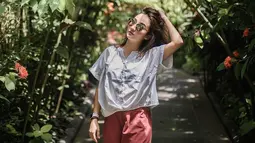 Wanita berdarah Jerman ini lebih suka menggunakan blouse dan celana kain untuk outfit liburannya. Selain senang dengan gaya casual dengan perpaduan warna basic, Naomi juga sering mengandalkan mix and match fashion dengan warna pastel.(Liputan6.com/IG/@naonomnom)