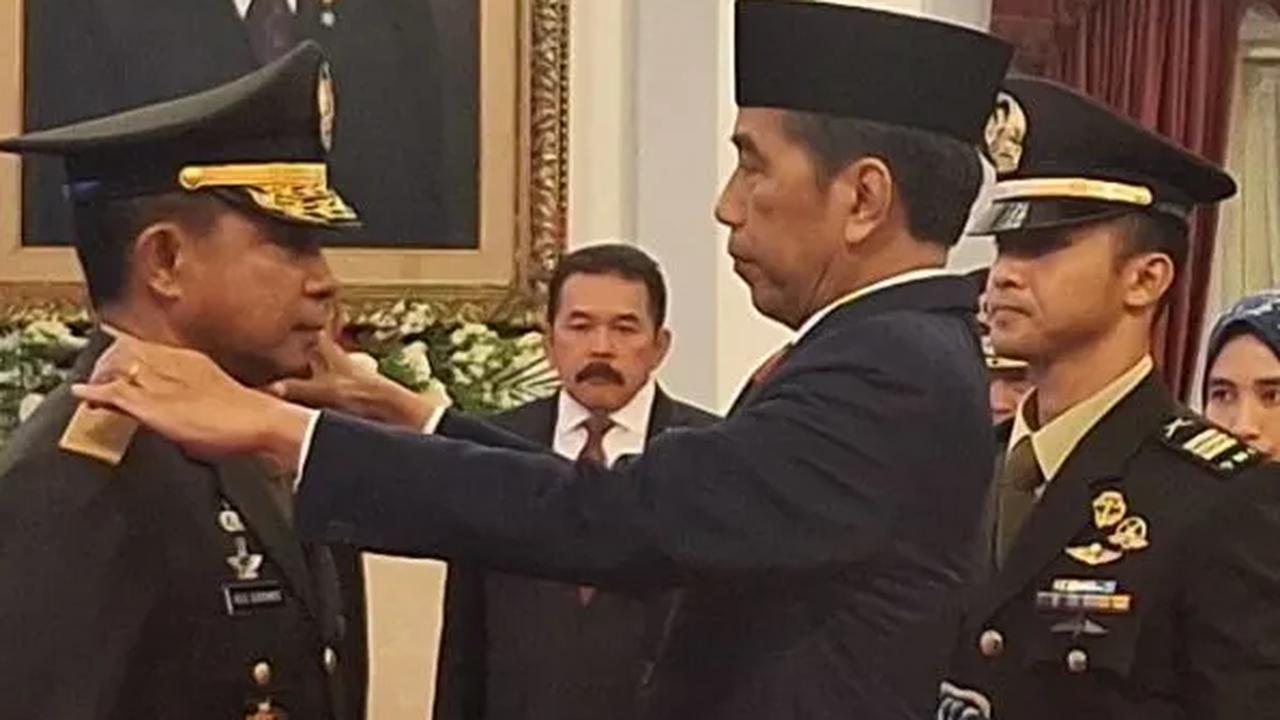 VIDEO: Mahfud & Prabowo Jadi Sorotan saat Momen Sakral Jokowi Lantik Panglima TNI Agus Subiyanto