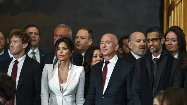 5 Momen Fesyen Nyentrik di Pelantikan Donald Trump, Bra Tunangan Jeff Bezos Bikin Mark Zuckerberg Melirik