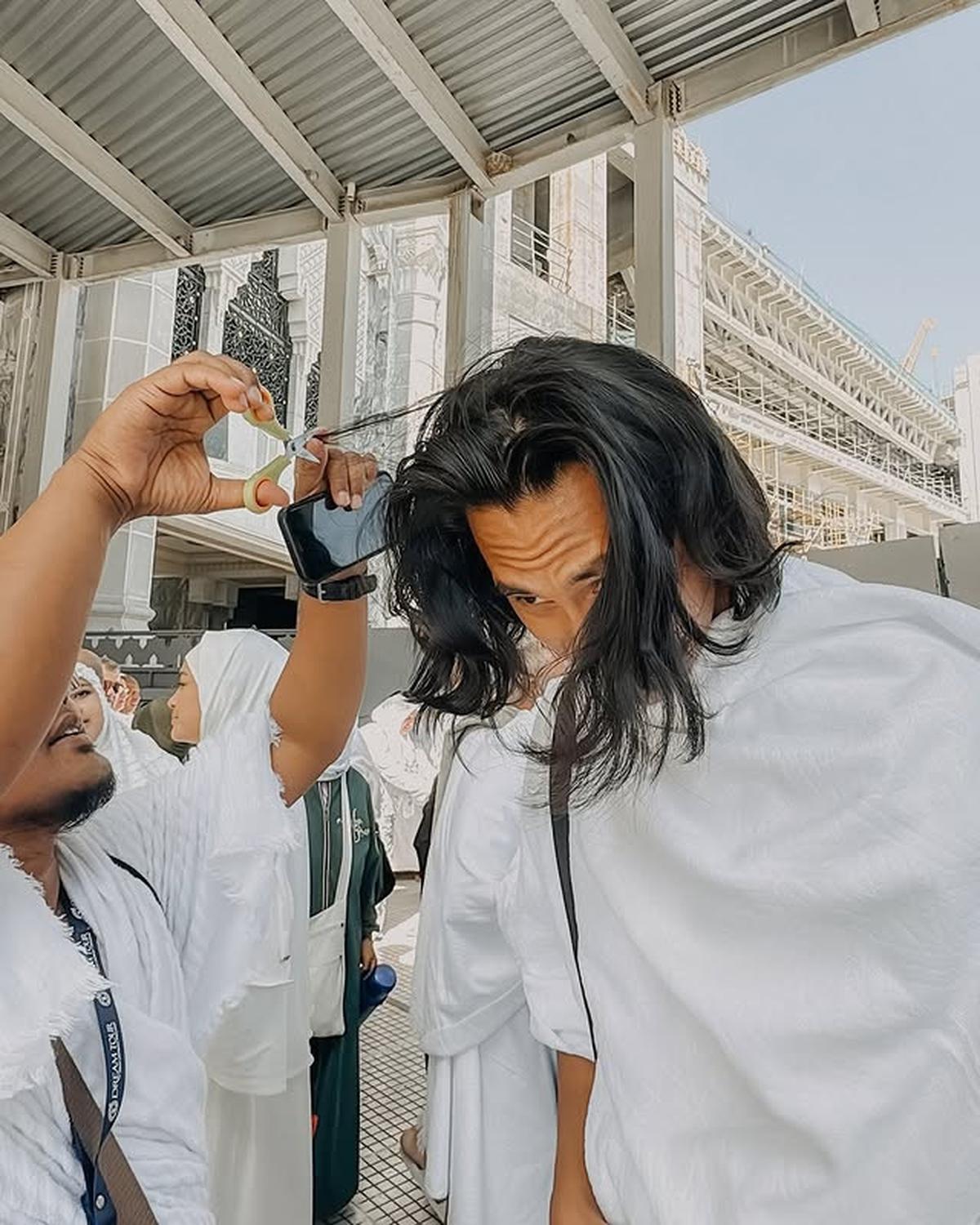 Dikira Non-Muslim, 7 Potret Sean Gelael Jalankan Ibadah Umrah Bersama Keluarga - Tampil dengan Rambut Gondrong