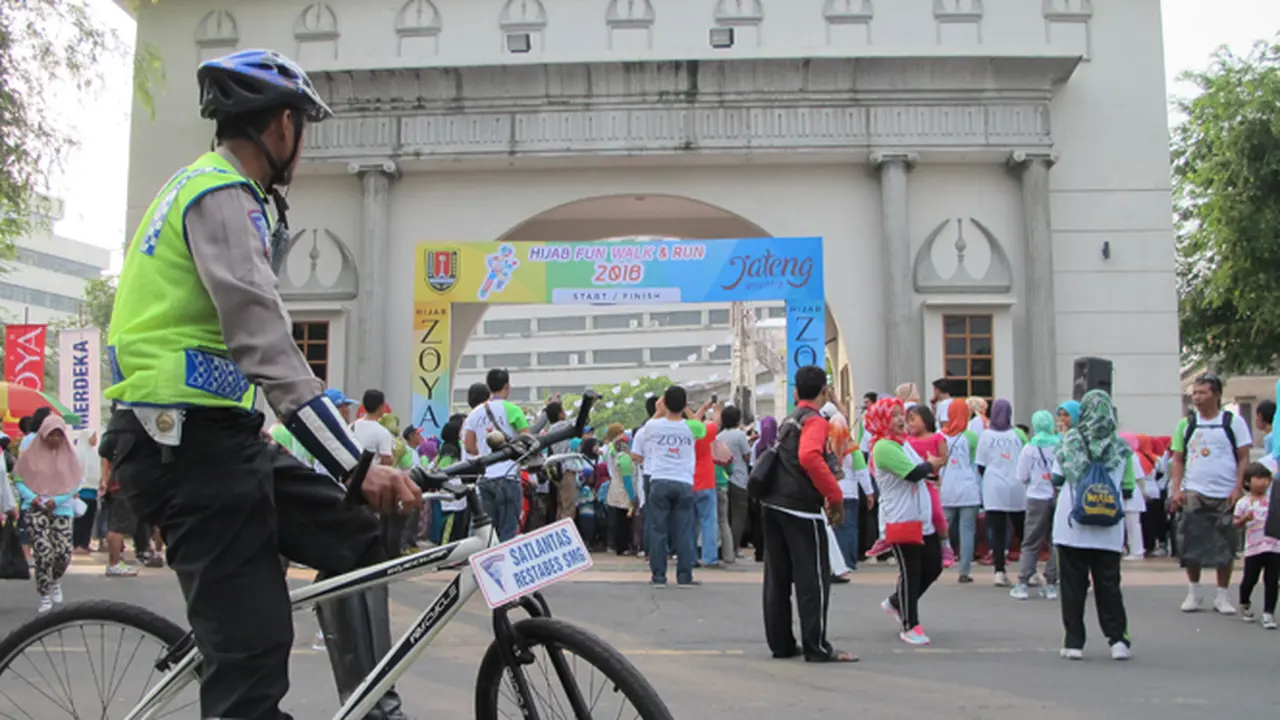 Semarang Minggu Pagi: Fun Walk Sambil Memungut Sampah 
