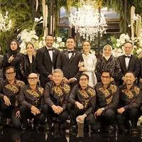 Melihat detail seragam batik The Prediksi di pernikahan anak Tora Sudiro (@t_orasudi_ro)