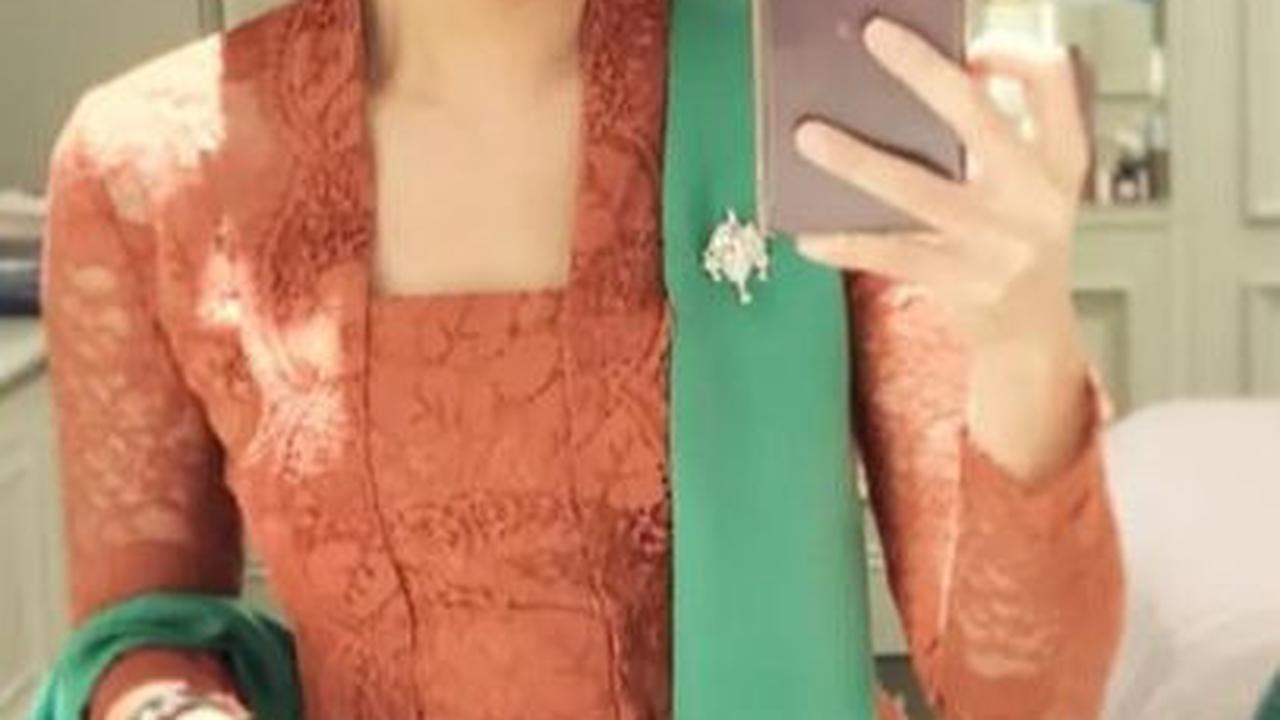 Dian Sastro cukup aktif di Instagram. Dia kerap mengunggah foto-foto terbarunya. Tampak Dian Sastro mengenakan busana kebaya.