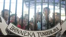 Warga di sekitar toko mengajak anak-anak mereka untuk melihat Jokowi dari dekat, Cirebon, Jawa Barat , Rabu (18/6/2014) (Liputan6.com/Herman Zakharia).
