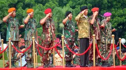 Presiden Joko Widodo saat mengikuti apel kebesaran dan pengangkatan dirinya sebagai warga kehormatan Pasukan khusus TNI di Markas Besar TNI Cilangkap, Jakarta Timur, Kamis (16/4/2015). (Liputan6.com/Yoppy Renato)