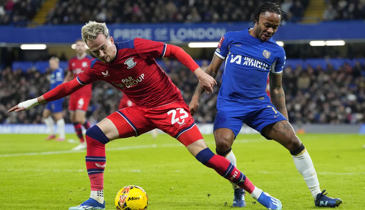 Pemain Chelsea, Raheem Sterling (kanan) berusaha merebut bola dari pemain Preston, Liam Millar saat laga putaran ketiga Piala FA 2023/2024 di Stamford Bridge, London, Minggu (07/01/2024) WIB. (AP Photo/Kirsty Wigglesworth)