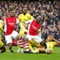 Perebutan bola terjadi pada pertandingan antara Arsenal vs Brentford dalam lanjutan Liga Inggris 2021/2022 di Emirates Stadium, Sabtu (19/2/2022) malam WIB. (John Walton/PA via AP)