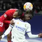 Gelandang Real Madrid, Eduardo Camavinga berebut bola dengan pemain Sevilla, Jules Kounde pada pertandingan La Liga Spanyol di di stadion Bernabeu, Madrid, Spanyol, Senin (29/11/2021). Hasil ini membuat Los Blancos kukuh di puncak klasemen sementara dengan 33 poin. (AP Photo/Manu Fernandez)