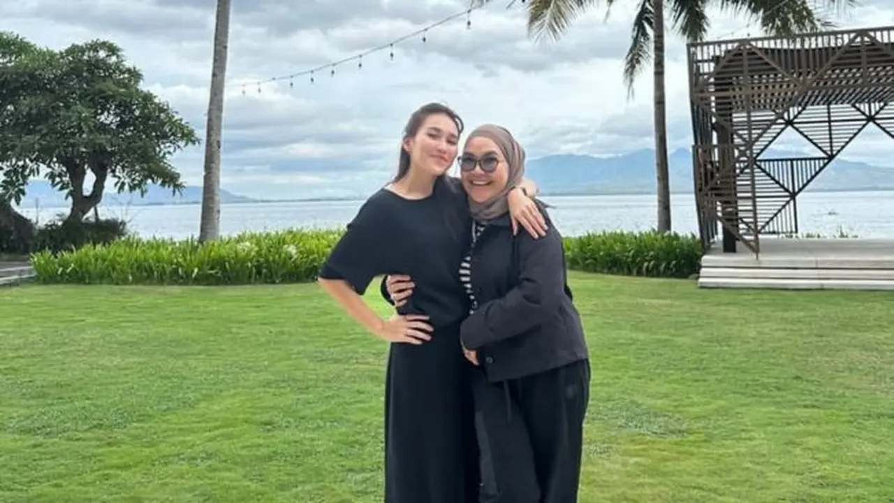 Kedekatan Ayu Ting Ting dan sang ibu jadi sorotan. (credit: instagram.com/mom_ayting92_)