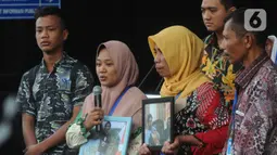 Keluarga dua mahasiswa Tewas di Kendari saat mendatangi Gedung KPK, Jakarta, Kamis (12/12/2019). Mereka meminta dukungan agar para pelaku penembakan segera terungkap. (merdeka.com/Dwi Narwoko)