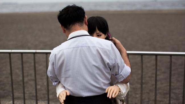 Masayuki Ozaki dengan Mayu, boneka seks miliknya. (Sumber AFP/Behrouz Mehri)