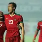 Pemain Timnas Indonesia merayakan gol yang dicetak Hansamu Yama Pranata (23) saat laga final pertama Piala AFF 2016 melawan Thailand di Stadion Pakansari, Bogor, Rabu (14/12). Indonesia unggul 2-1 atas Thailand. (Liputan6.com/Helmi Fithriansyah)