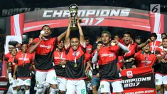 Kapten tim Persebaya, Rendi Irwan Saputra (tengah) mengangkat piala usai menumbangkan PSMS Medan di Final Liga 2 Indonesia di Stadion GBLA, Bandung, Selasa (28/11). Persebaya unggul 3-2 atas PSMS Medan. (Liputan6.com/Helmi Fithriansyah)