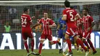 Para pemain Bayern Munchen merayakan gol yang dicetak oleh Rafinha pada laga turnamen pramusim ICC 2017 di Stadion Nasional Singapura, Selasa (25/7/2017). Bayern Munchen menang 3-2 atas Chelsea. (EPA/Wallace Woon)