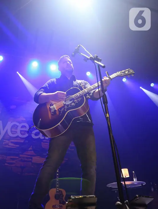 Lebih kurang selama 1,5 jam, Boyce Avenue membawakan belasan lagu yang terdiri dari lagu orisinil mereka dan lagu-lagu cover populer yang melambungkan nama mereka. (Liputan6.com/Angga Yuniar)