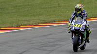 Valentino Rossi menyebut penggunaan radio komunikasi seperti ajang F1 bisa sangat berguna di MotoGP. (EPA/Ja Woitas)